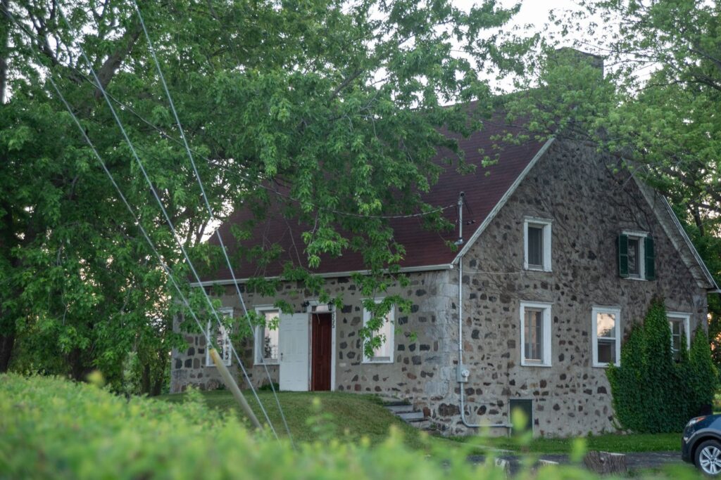 Bien qu’il s’agisse de l’un des plus vieux bâtiments en Montérégie, l’avenir de la maison de Teresa Krakus-Cunningham demeure incertain.