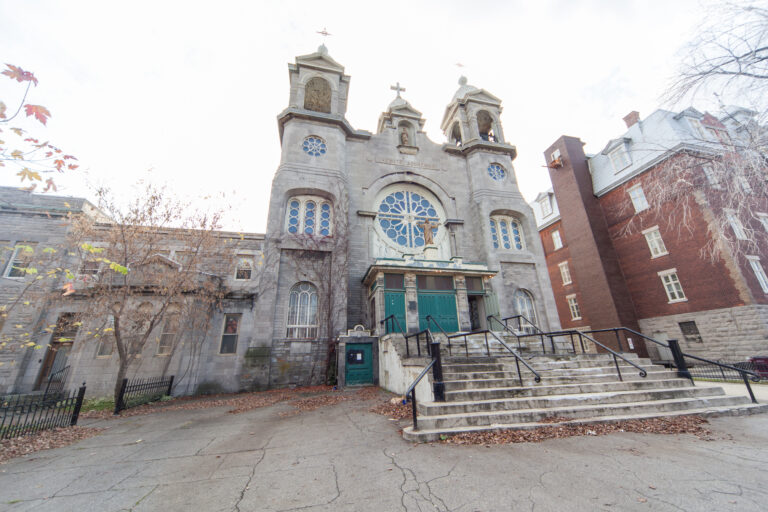Vue de la façade de l'Église Saint-Paul à Montréal.