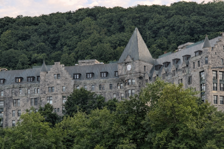 Vue de l'ancien hôpital Royal Victoria à Montréal.