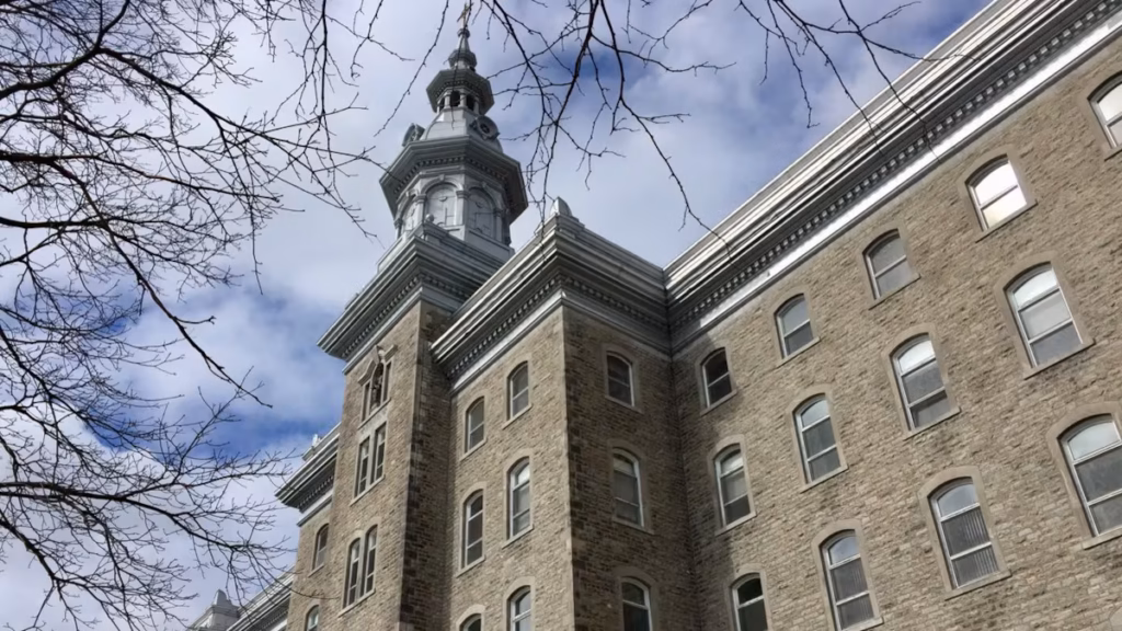 Des règles trop strictes menacent le patrimoine bâti de Montréal, alerte un rapport
