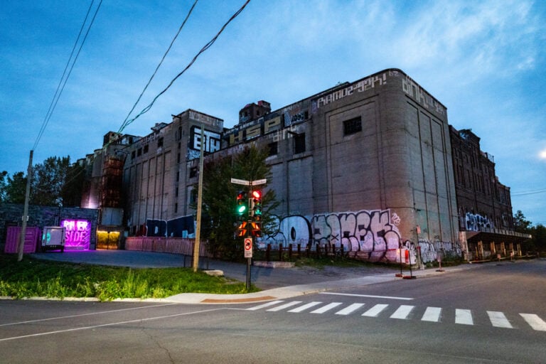 La bâtisse de la Canada Malting, située rue Saint-Ambroise à Montréal, pourrait s’effondrer. — PHOTO DOMINICK GRAVEL, LA PRESSE